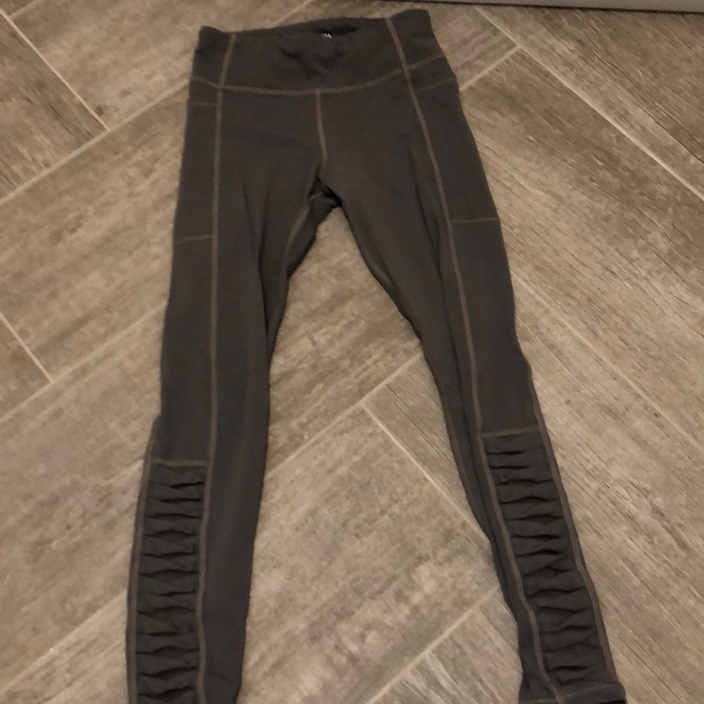 Athlete girl leggings with pockets
